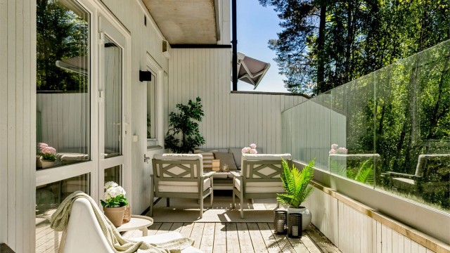 Velkommen til Tjernlia 45 og denne nyere 2-roms leiligheten med stor uteplass og parkeringsplass! Presentert av Christoffer S. Akerjordet og Krogsveen Nordstrand