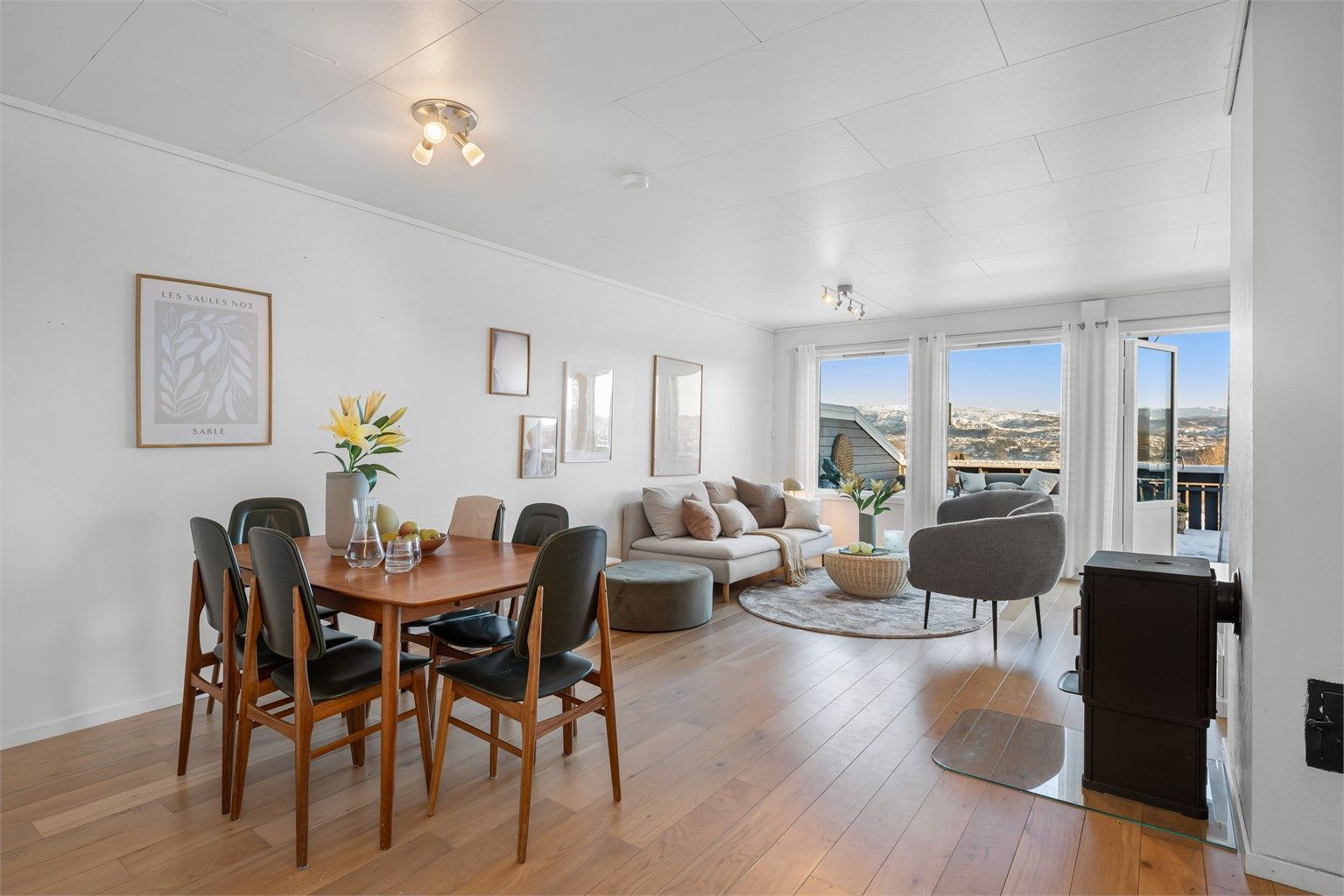 Stuen er meget romslig med fantastisk panoramautsikt utover bergensdalen. Gulvflater belagt med parkett med gulvvarme. Peis for ekstra hygge vinterstid.  