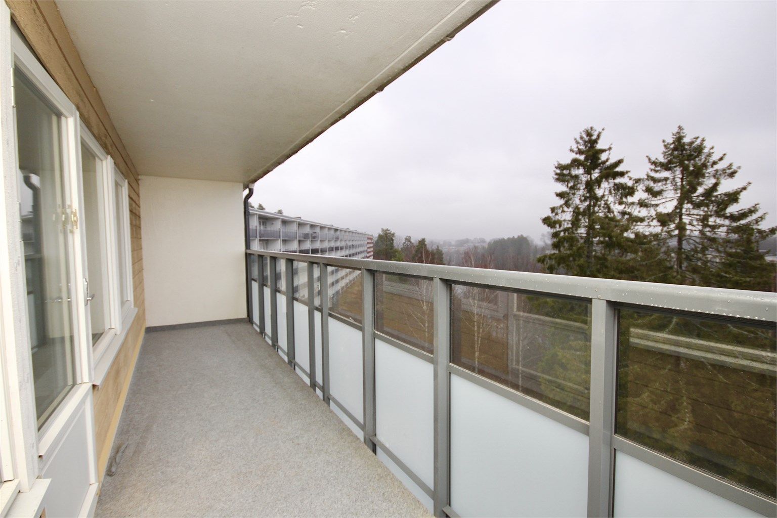 Balkong med utgang fra stuen.