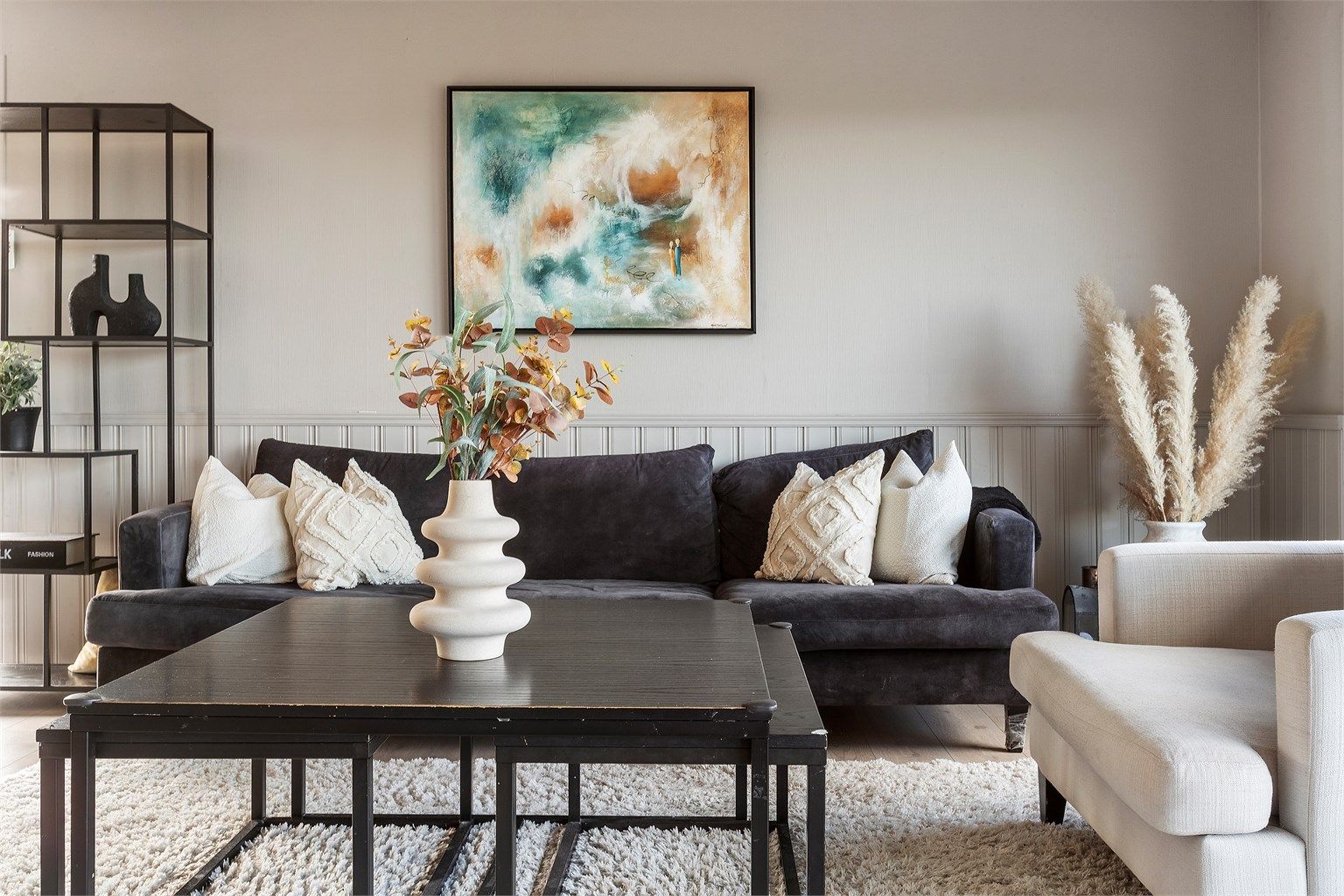 Gjennomtenkte fargevalg og brystningspanel gir stuen en elegant karakter.