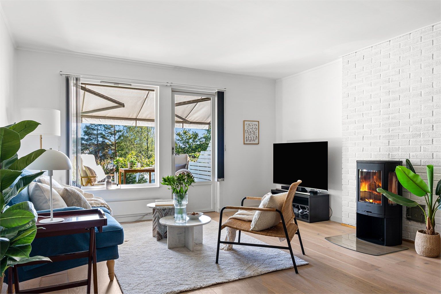 Stuen har store vindusflater som slipper inn rikelig med dagslys, samt peis for koselige vinterkvelder innendørs.