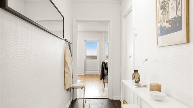 En lys entré ønsker velkommen inn, med god plass til yttertøy.