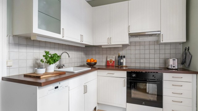 Videre inn i kjøkkenet, finner vi en tidløs innredning med profilerte fronter.