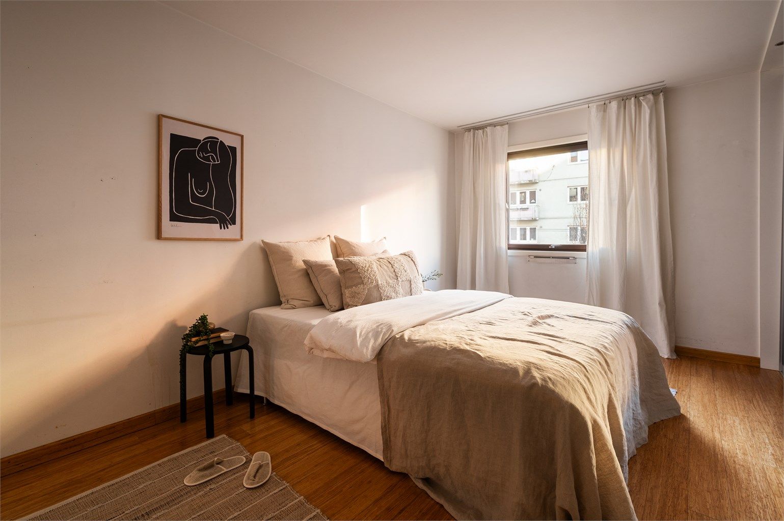 Det er for øvrig god plass til dobbeltseng, nattbord og annet møblement.