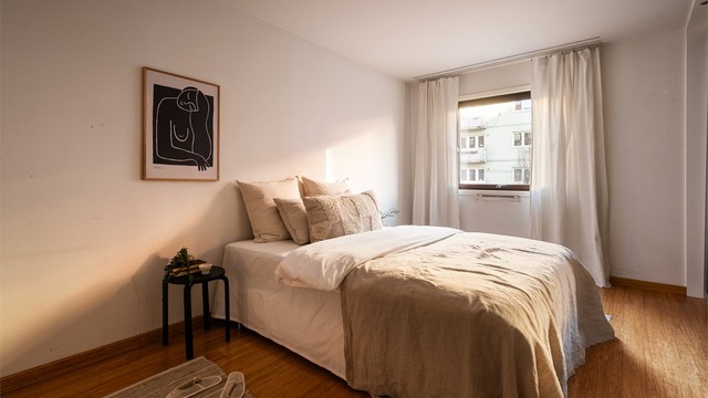 Det er for øvrig god plass til dobbeltseng, nattbord og annet møblement.