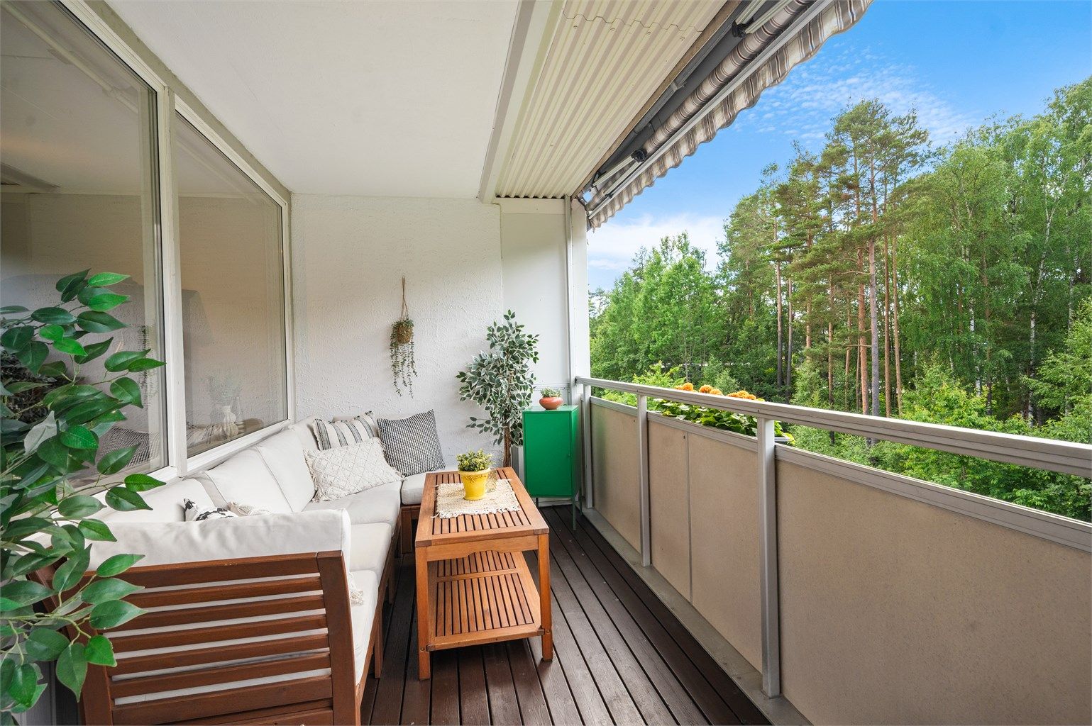 Veranda med overbygg på 16 m² som har flott utsikt mot naturen og grøntareal. Her får man fin ettermiddags og kveldssol.