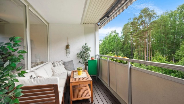 Veranda med overbygg på 16 m² som har flott utsikt mot naturen og grøntareal. Her får man fin ettermiddags og kveldssol.