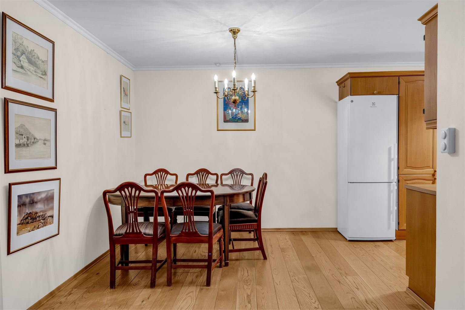 Det er god plass til spisestue i tilknytning til kjøkkenet.