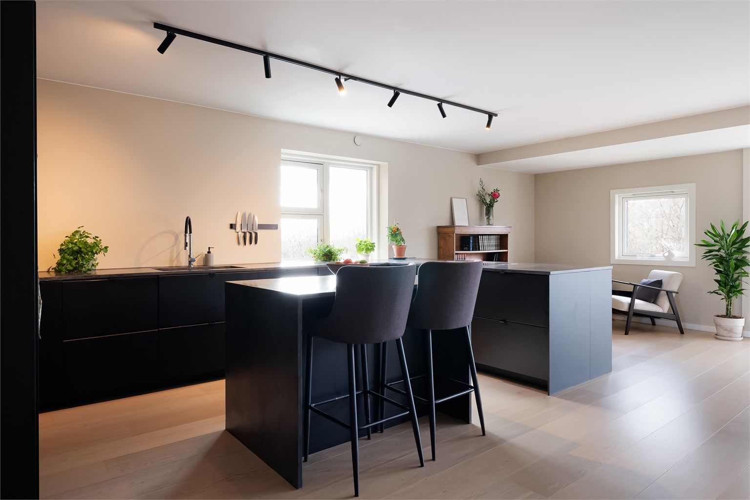 Innendørs er det innbydende og sosial åpen stue-/kjøkkenløsning med spiseplass, tre soverom, entré og pent flislagt bad.