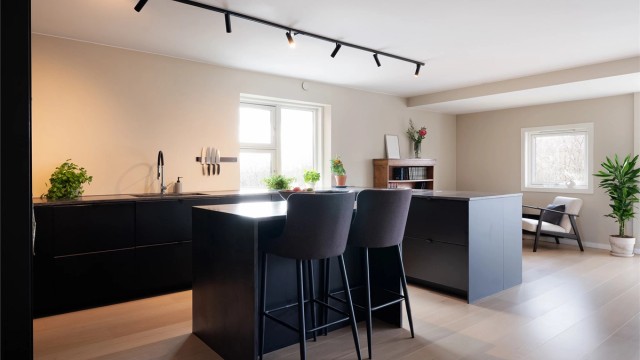 Innendørs er det innbydende og sosial åpen stue-/kjøkkenløsning med spiseplass, tre soverom, entré og pent flislagt bad.