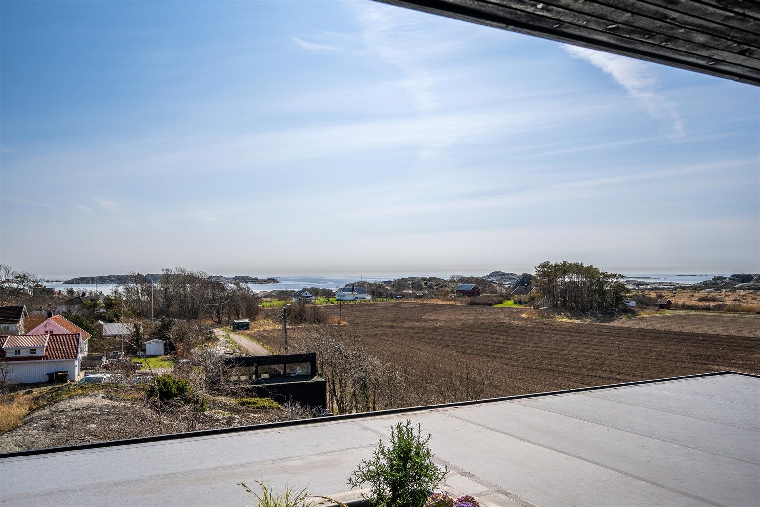 Fra terrassen åpner utsikten seg over landskapet og mot havet