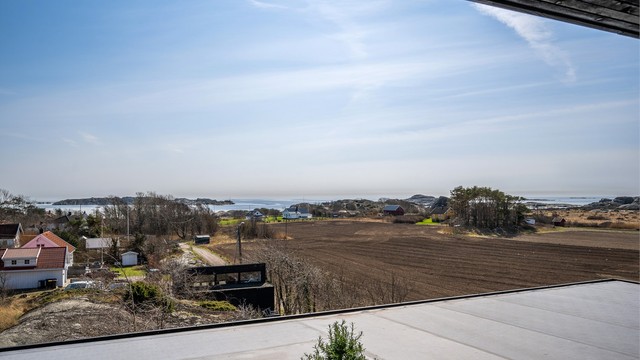 Fra terrassen åpner utsikten seg over landskapet og mot havet