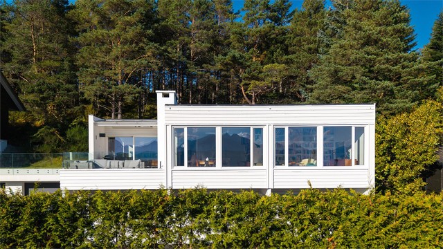 Fasaden preges av store vinduspartier som åpner opp for utsikten og dagslyset.