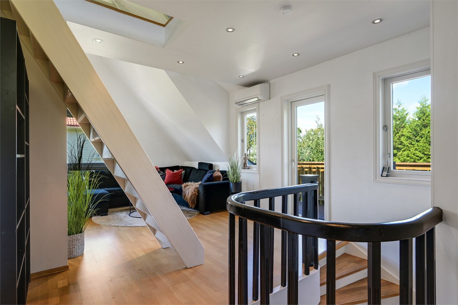 Etasjen har gjennomgående parkett på gulv og gips på vegger og i tak. Det er i tillegg spotter i taket med dimming. 