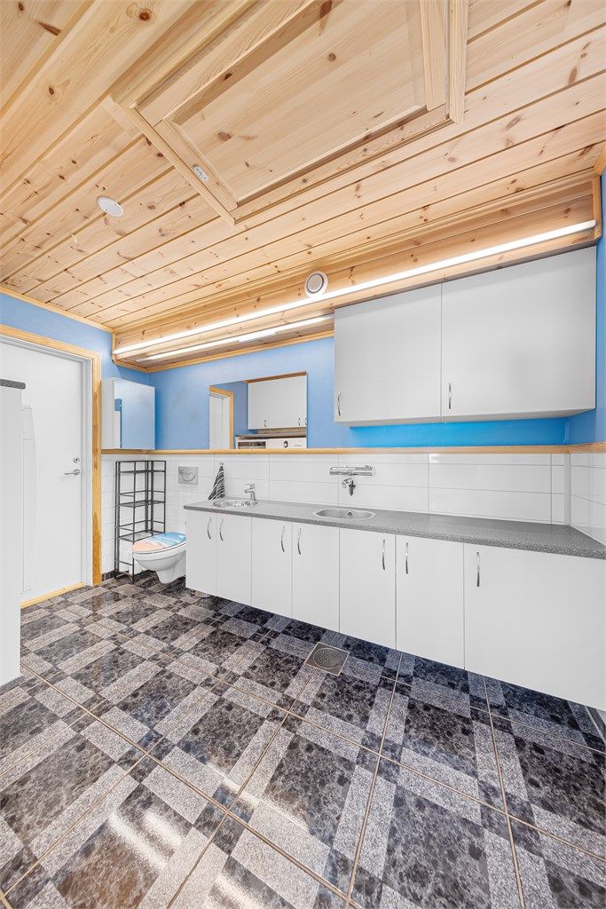 Vaskerommet  med innredning og praktisk bod innenfor.