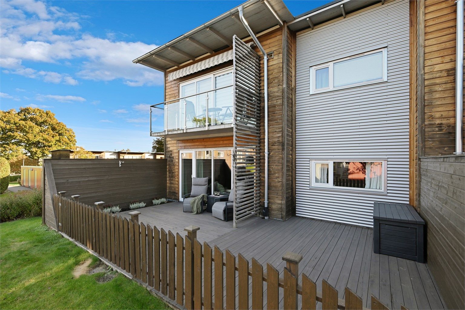 Vestvendt terrasse med god plass og flere møbleringsmuligheter.