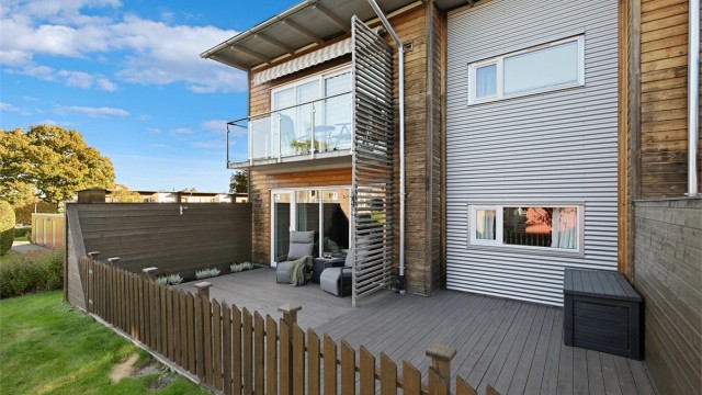 Vestvendt terrasse med god plass og flere møbleringsmuligheter.