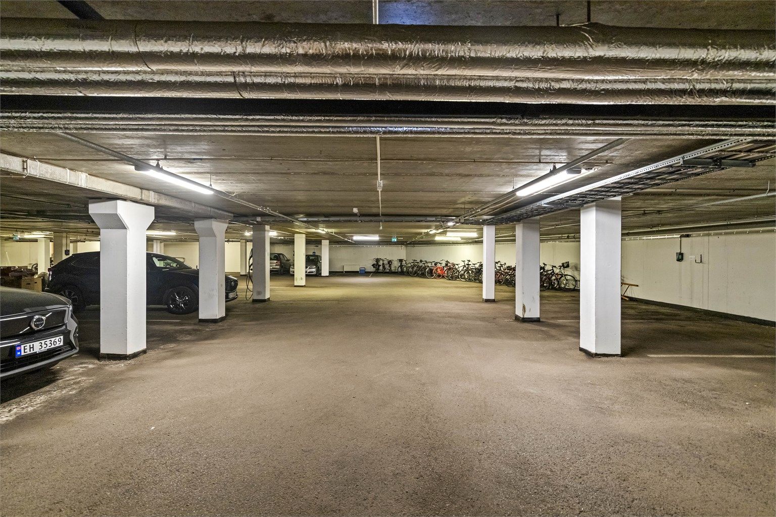 Det medfølger en fast parkeringsplass i felles garasjeanlegg i underetasjen. Mulighet for etablering av elbil lader.