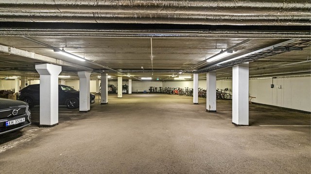 Det medfølger en fast parkeringsplass i felles garasjeanlegg i underetasjen. Mulighet for etablering av elbil lader.