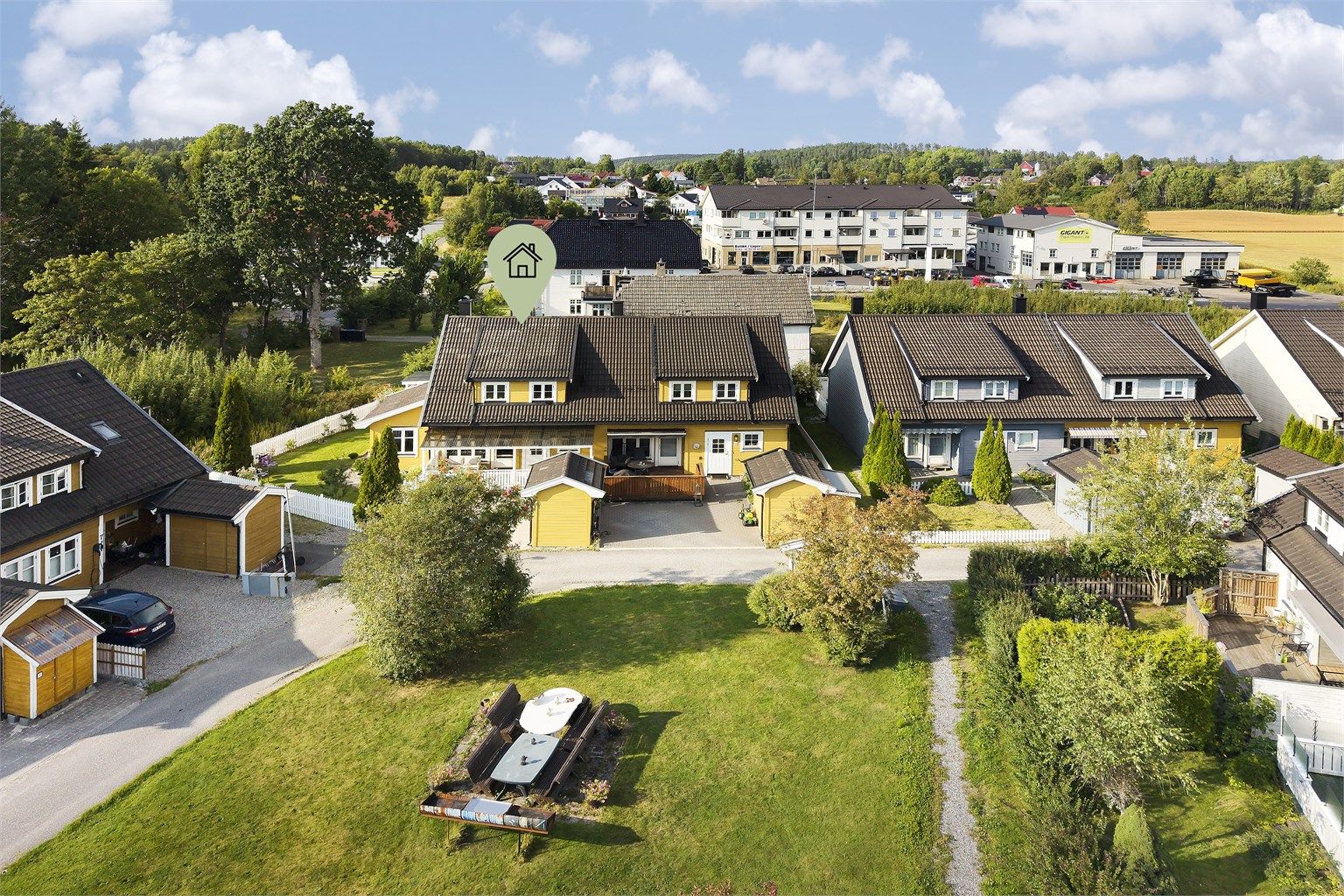 Eiendommen ligger i et familievennlig område med mange eneboliger og tomannsboliger.