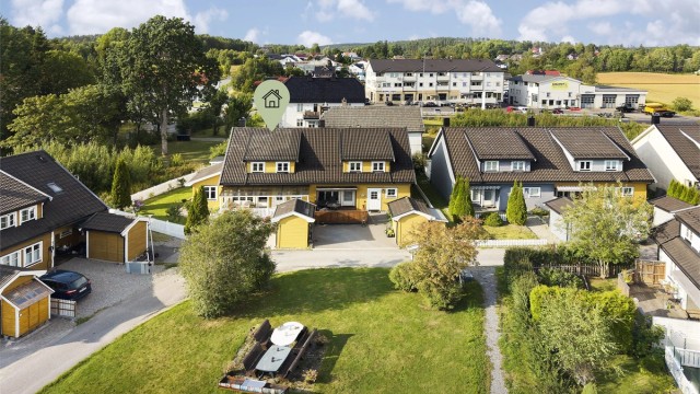 Eiendommen ligger i et familievennlig område med mange eneboliger og tomannsboliger.