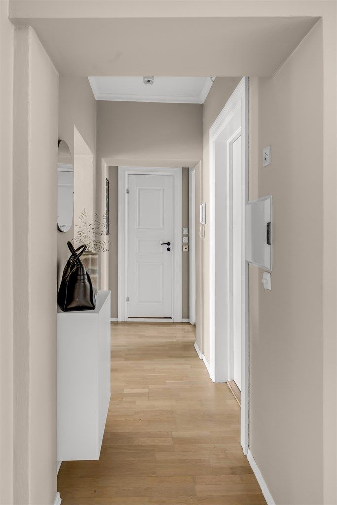 Med adkomst via trappeoppgang opp til 2. etasje kommer du inn til leiligheten.