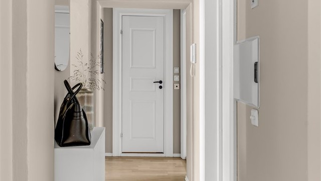 Med adkomst via trappeoppgang opp til 2. etasje kommer du inn til leiligheten.