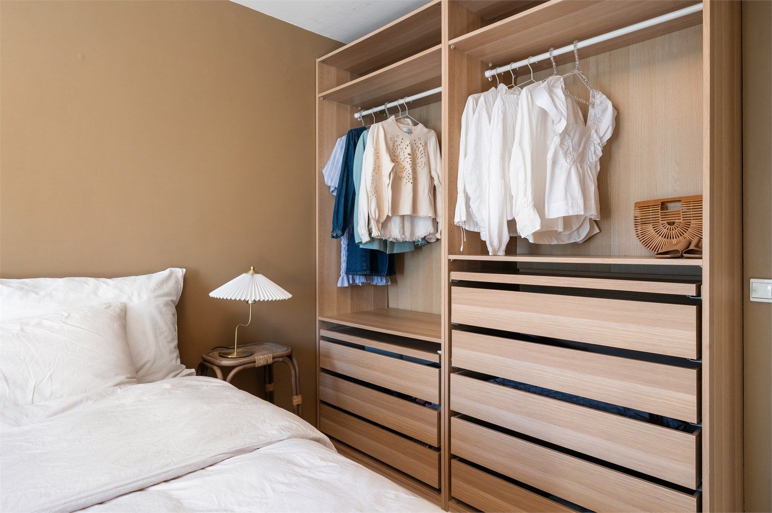 Rommet har god plass til dobbeltseng og tilhørende soveromsmøblement.