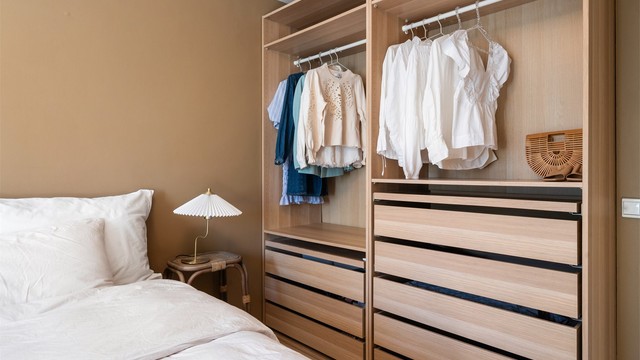 Rommet har god plass til dobbeltseng og tilhørende soveromsmøblement.