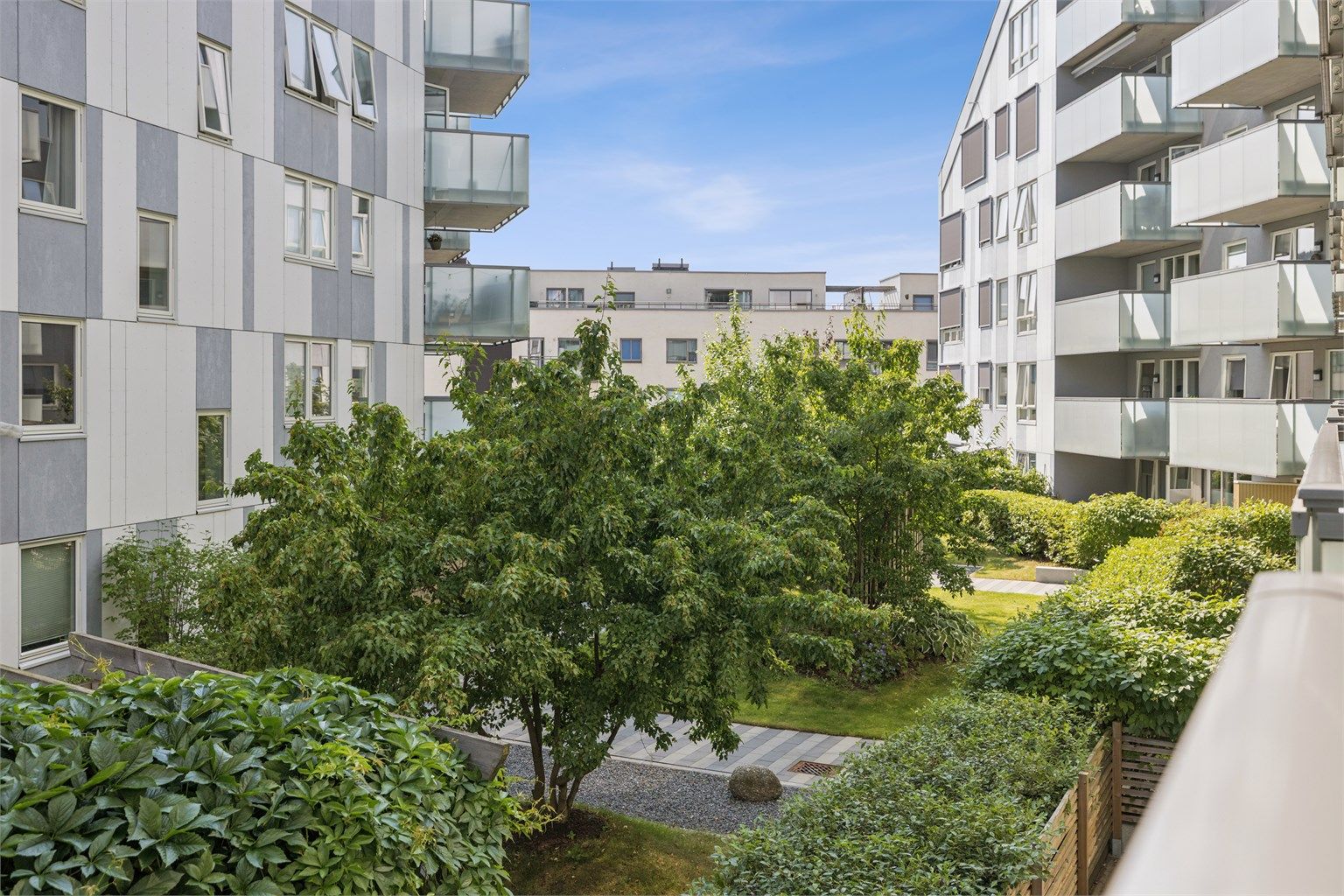 Utsikt over det pent opparbeidede og skjermede gårdsrommet.