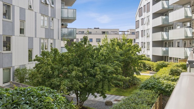 Utsikt over det pent opparbeidede og skjermede gårdsrommet.