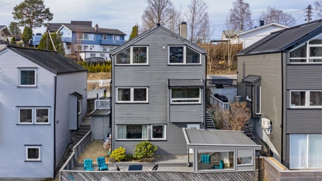 Velkommen til Skausnaret 14B - enebolig over tre plan i et etablert boområde