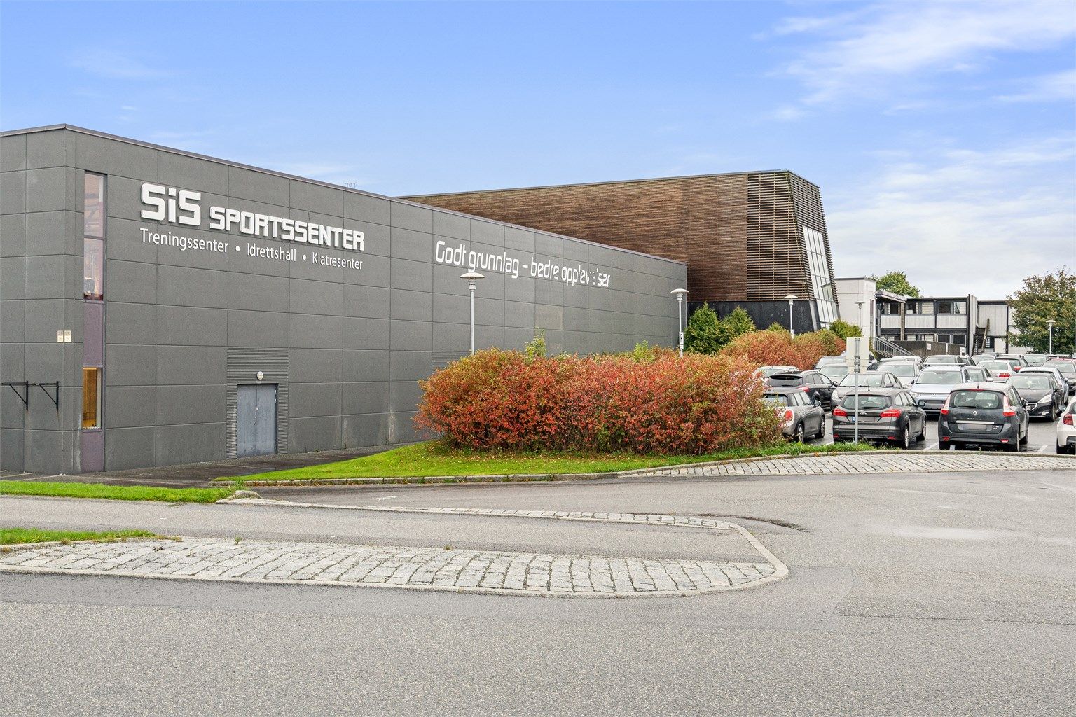 UIS og SIS, er i kort avstand fra boligen. 