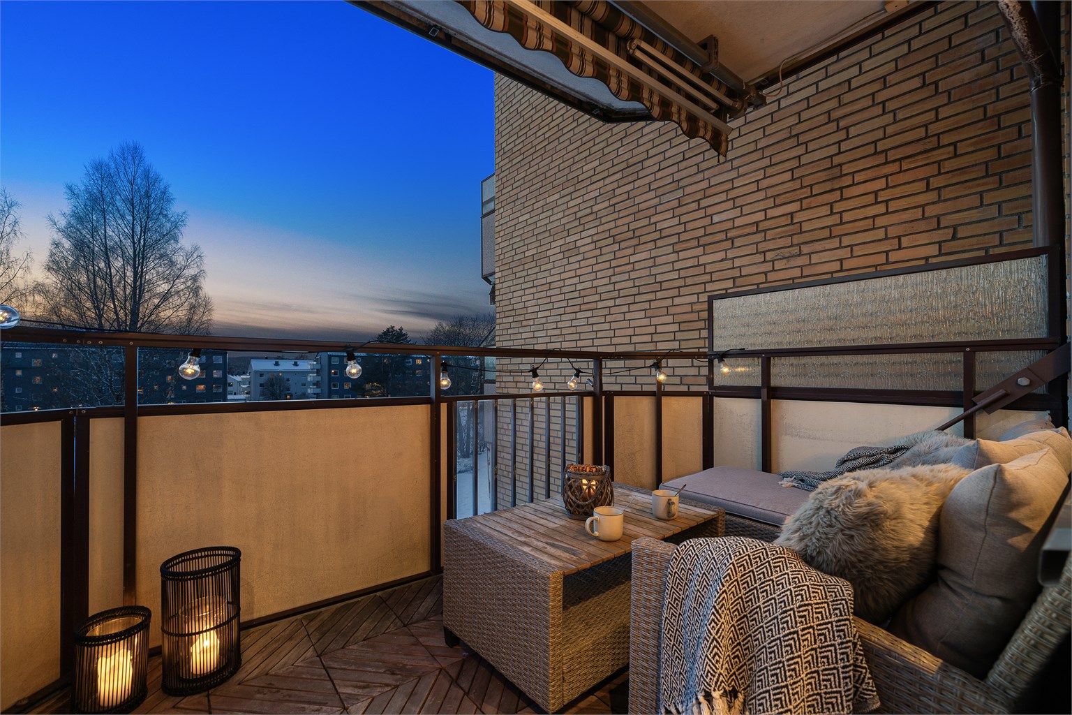 Fra stuen er det utgang til en balkong på 6 m² 