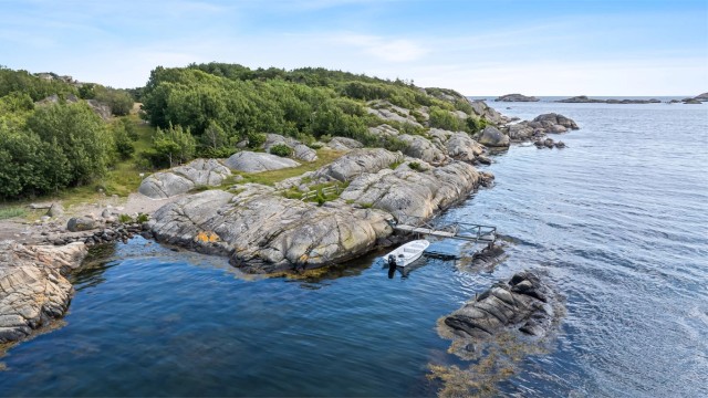 Bryggen og båtplassen på øya ligger praktisk til på nordsiden. Skjermet for vær og vind.