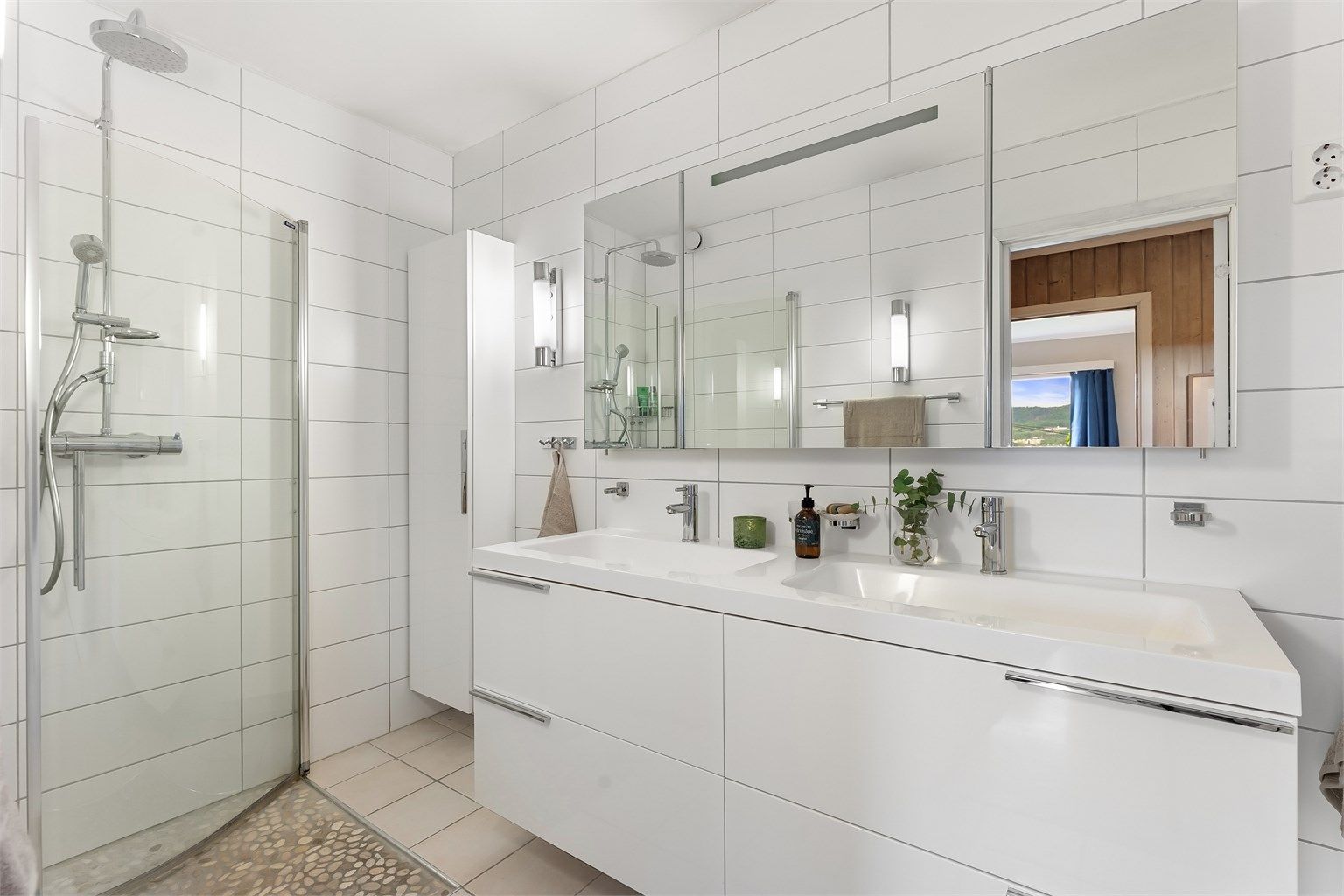 Badet i underetasjen ble oppgradert i 2009 og har flislagt gulv med varme, samt dusjhjørne med regndusj.