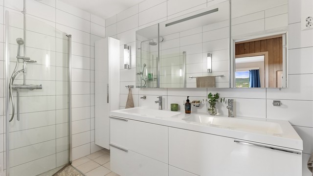 Badet i underetasjen ble oppgradert i 2009 og har flislagt gulv med varme, samt dusjhjørne med regndusj.