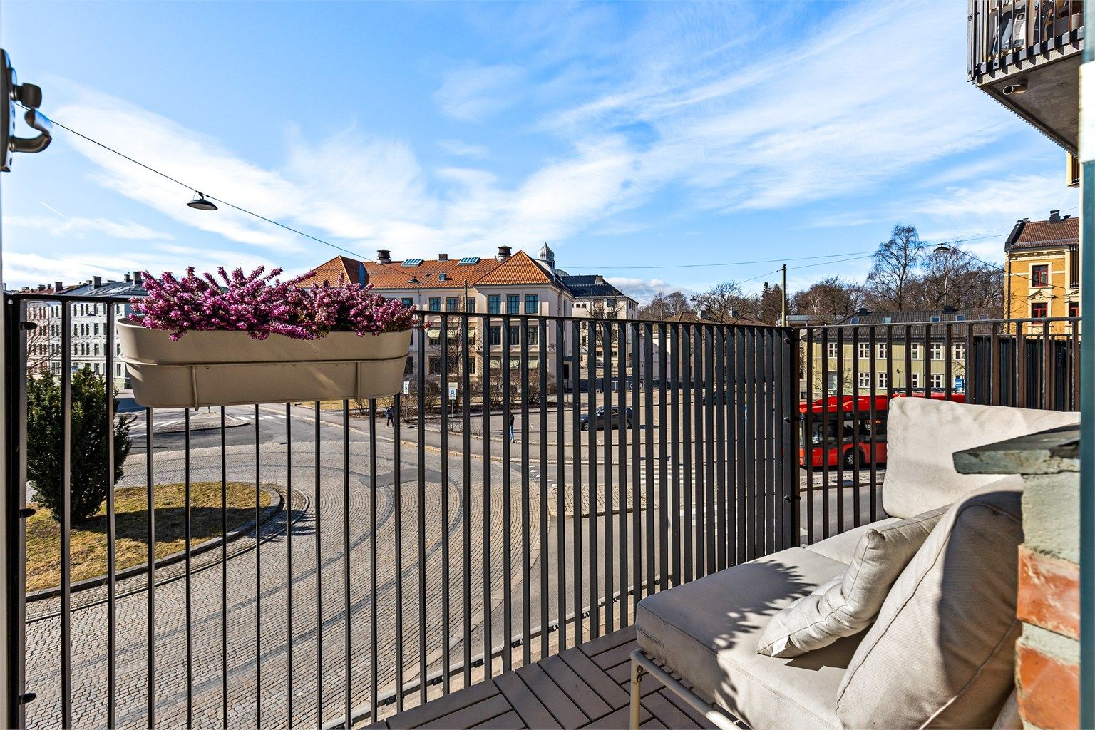 Fra stuen er det direkte utgang til en sydvestvendt balkong på ca. 3 m² med plass til en sittegruppe.