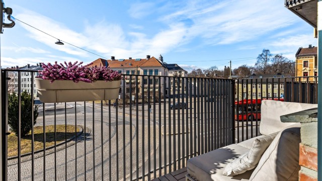 Fra stuen er det direkte utgang til en sydvestvendt balkong på ca. 3 m² med plass til en sittegruppe.