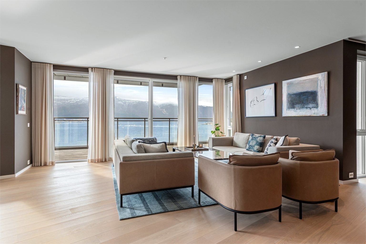 Fra stuen er det utgang til dels overbygd balkong med glassrekkverk som gir gode utsiktsforhold mot fjorden