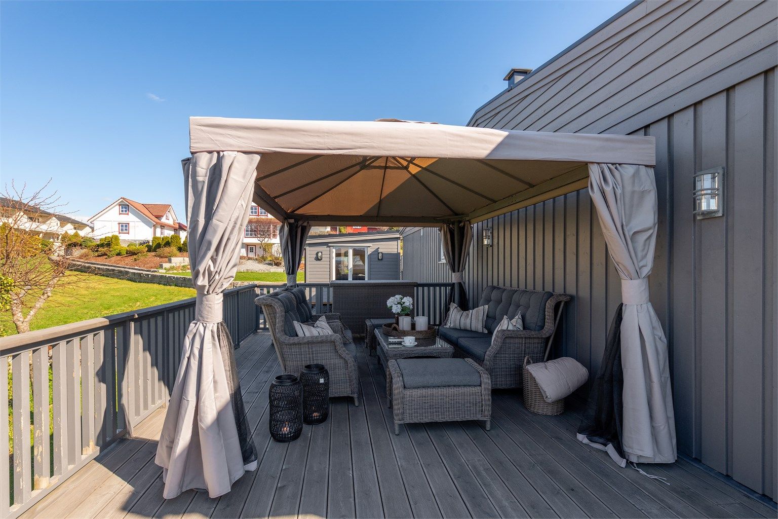 Stuen åpner opp mot en romslig vestvendt terrasse på 37 m² med gode solforhold og fine oppholdssoner. Terrassen er utvidet mot nord (ikke omsøkt/godkjent)