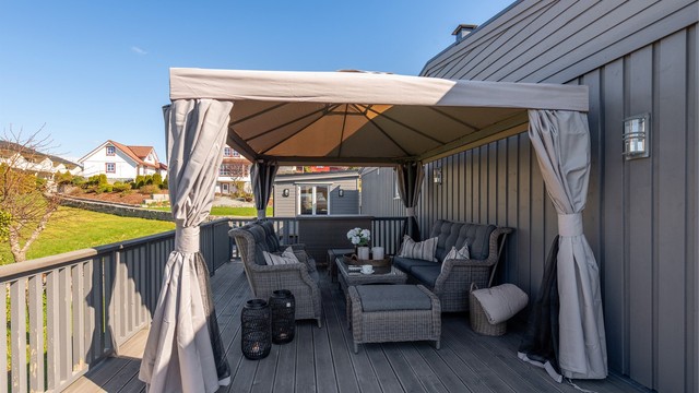 Stuen åpner opp mot en romslig vestvendt terrasse på 37 m² med gode solforhold og fine oppholdssoner. Terrassen er utvidet mot nord (ikke omsøkt/godkjent)