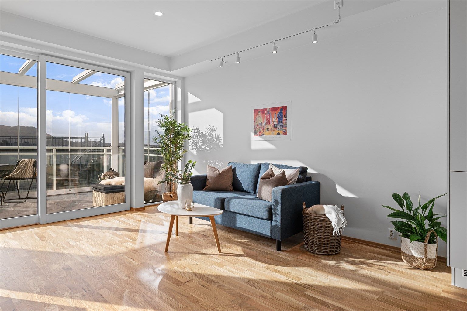 - Lys og lekker stue med god plass til en koselig sofakrok -