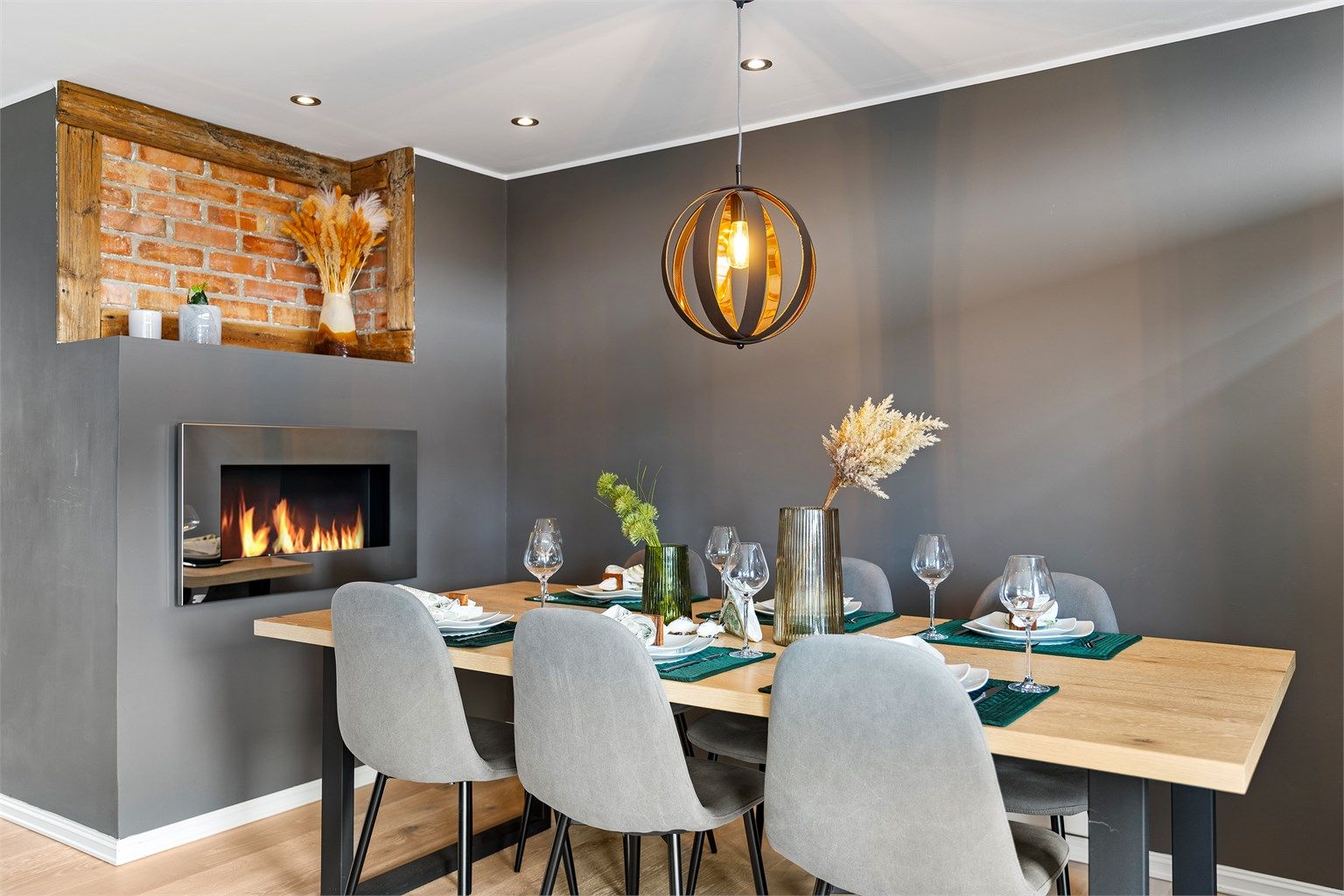 Nedsenket himling med downlights gir en jevn og behagelig belysning i hele oppholdsrommet.