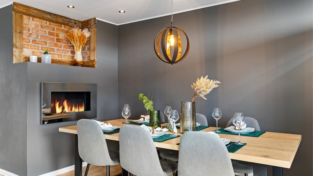 Nedsenket himling med downlights gir en jevn og behagelig belysning i hele oppholdsrommet.