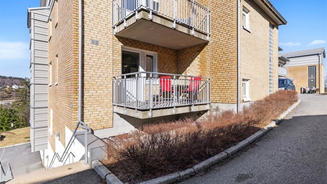 Utenfor det ene soverommet er det også en koselig balkong hvor formiddagssolen kan nytes