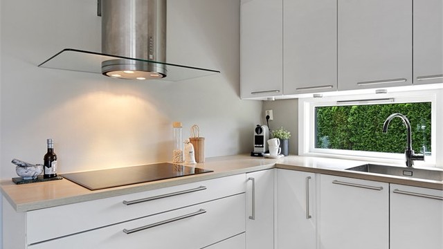 Kjøkkenet er utstyrt med kjøkkenventilator med avtrekk ut.
