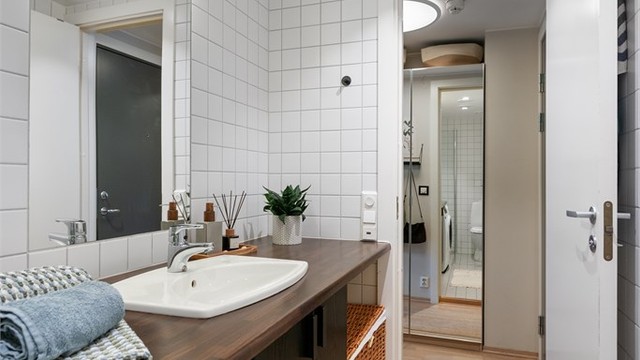 Flislagt bad med gulvvarme og opplegg for vaskemaskin.