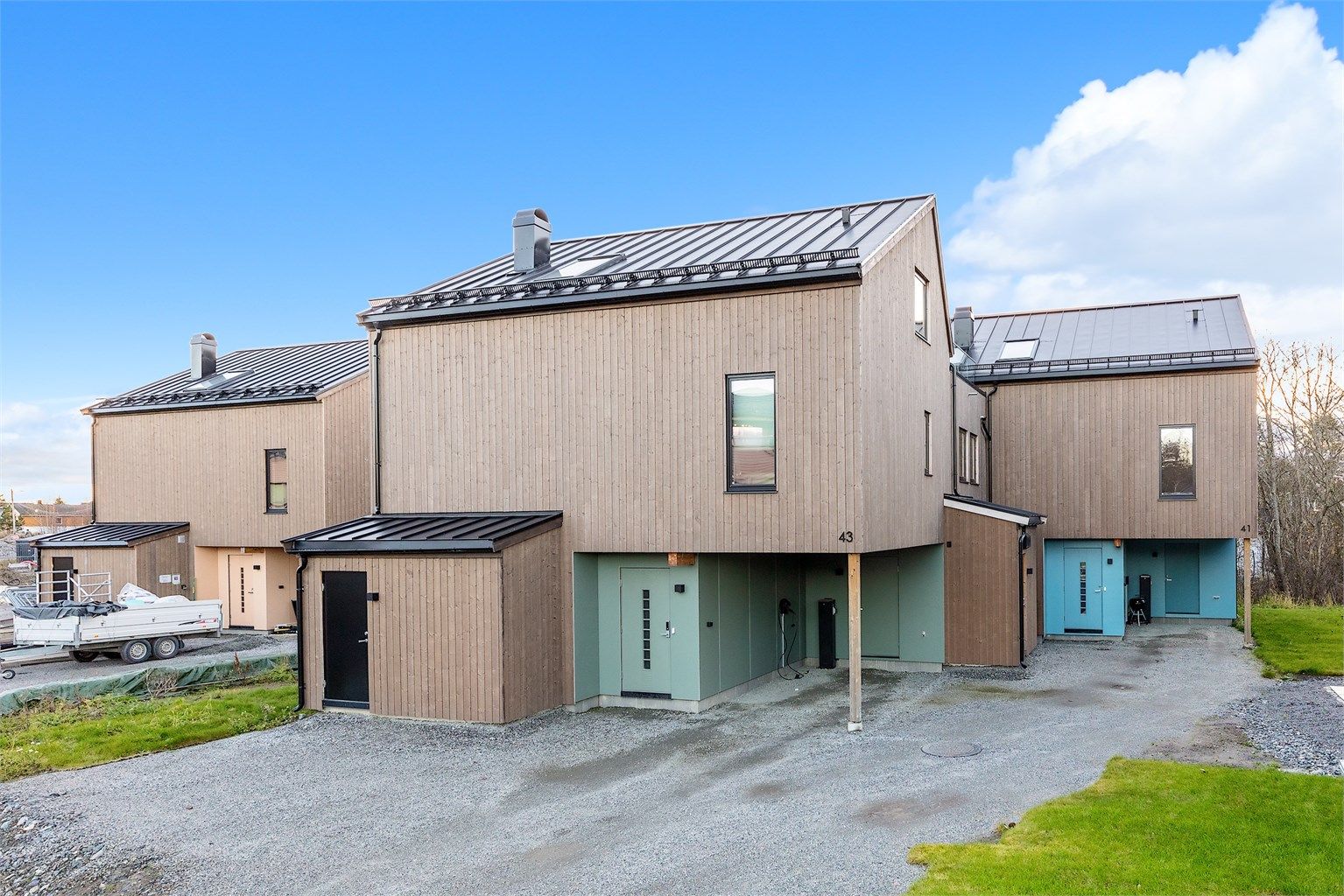 Fasade innkjøring, carport og inngangsparti