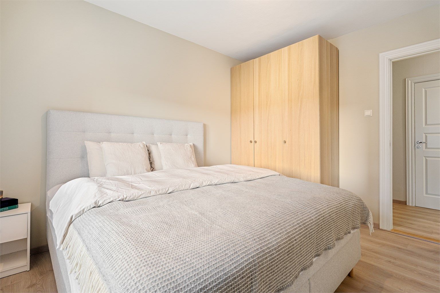 Soverommet oppleves rolig og lunt med nøytrale fargetoner.